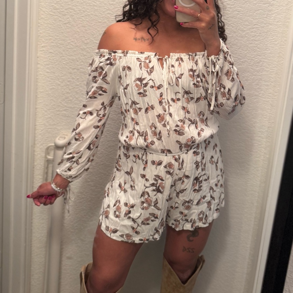 •• Floral Romper ••